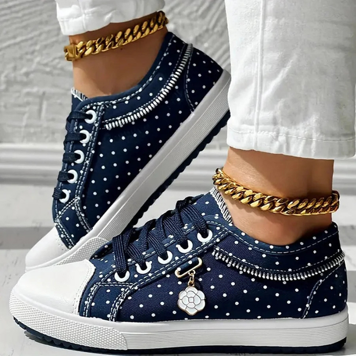 Eleganckie damskie sneakersy z motywem kwiatowym i ozdobną zawieszką, lekkie i bardzo wygodne.