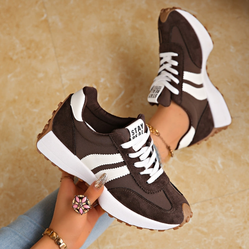 Detal: teksturowana platforma i sznurowadła w modnych damskich sneakersach retro. Stylowe obuwie miejskie.