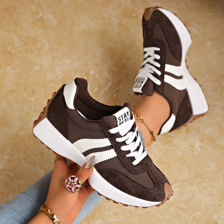 Detal: teksturowana platforma i sznurowadła w modnych damskich sneakersach retro. Stylowe obuwie miejskie.