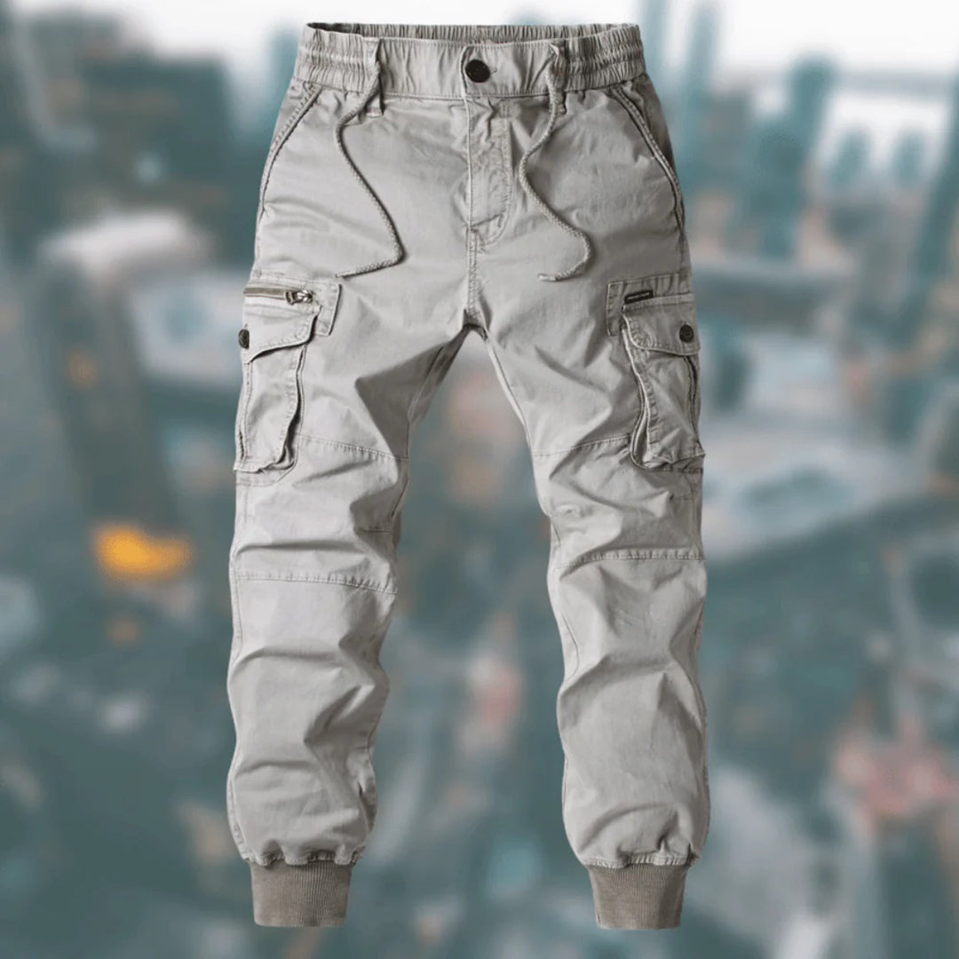 Męskie joggery cargo z kieszeniami bocznymi, luźny krój, idealne do streetwearu. Komfortowe.
