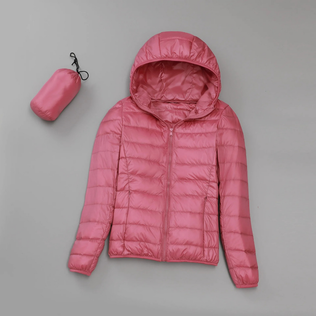 Modna damska kurtka pikowana z kapturem, idealna jako kurtka przejściowa na wiosnę i jesień dla kobiety.