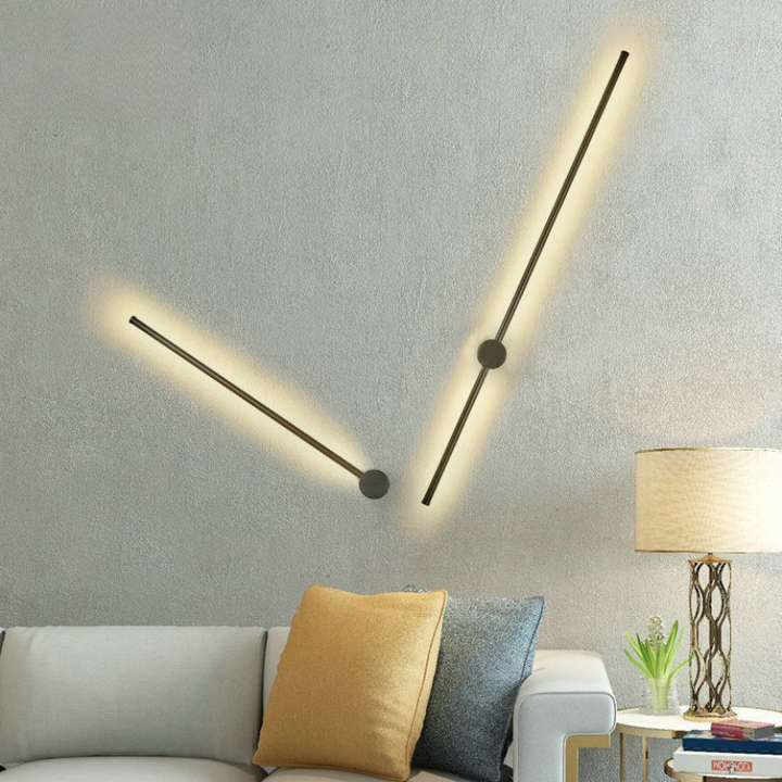 Nowoczesna złota lampa ścienna LED z wtyczką do sypialni lub salonu.