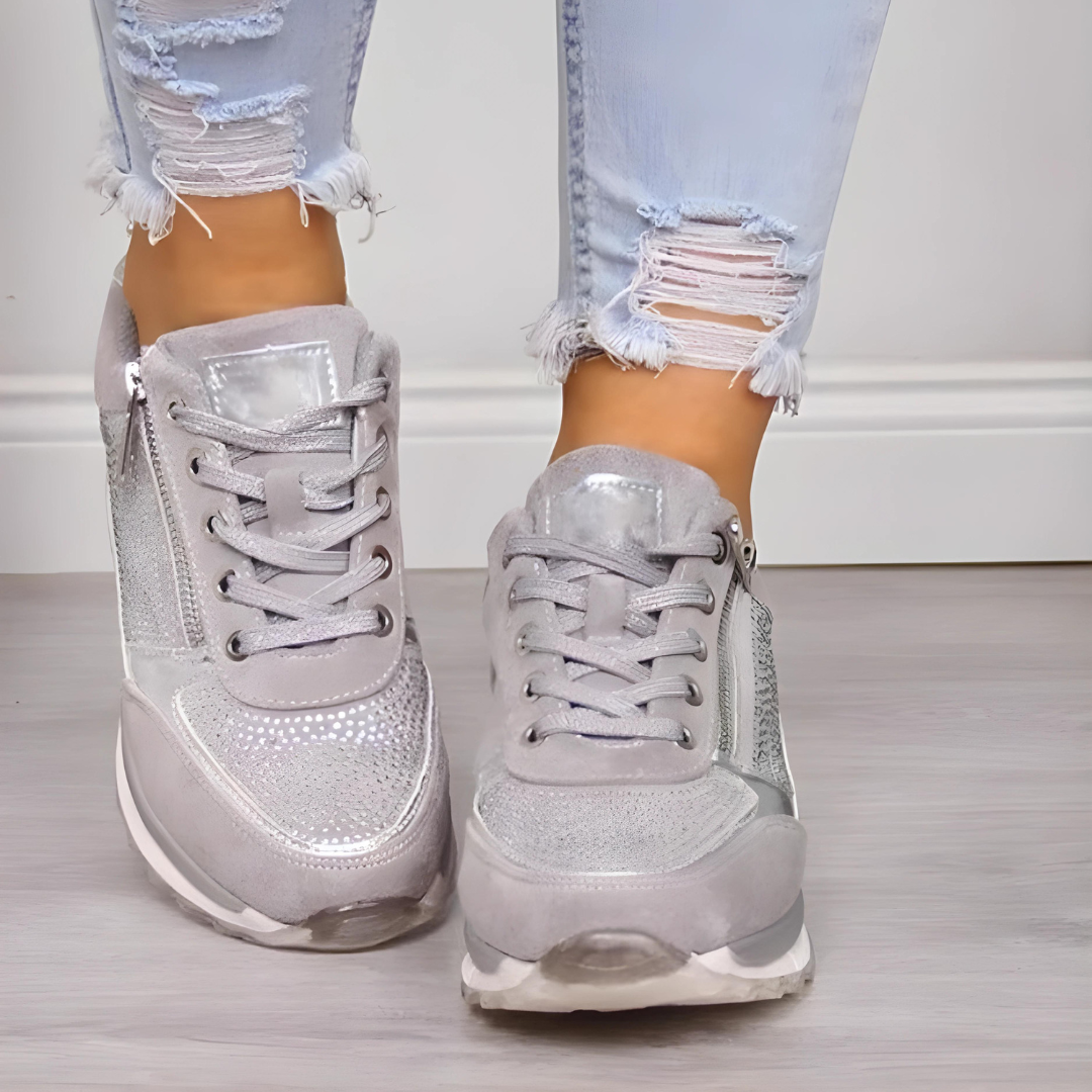Damskie sneakersy na nodze, idealne do miejskiego stylu ulicznego. Wygodne i modne obuwie na wiosnę/lato.