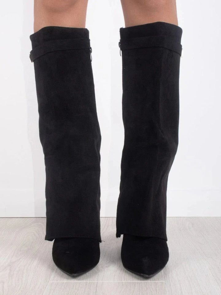 Wyrafinowane kozaki damskie ze złotym zdobieniem. Eleganckie buty do jesiennych stylizacji.
