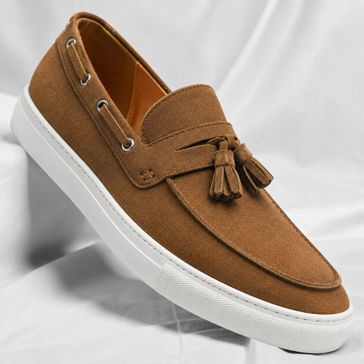Wsuwane damskie mokasyny zamszowe z frędzlami. Komfortowe i eleganckie buty do codziennych stylizacji.