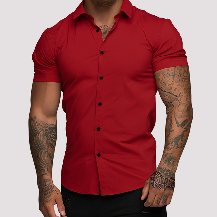 Modna męska koszula slim-fit w jasnym kolorze, idealna na letnie spotkania i codzienne wyjścia.