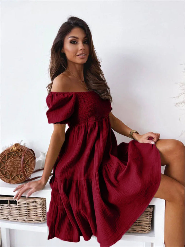 Modna letnia sukienka mini na jedno ramię dla kobiet. Elegancka i zwiewna, wykonana z lekkiego poliestru.