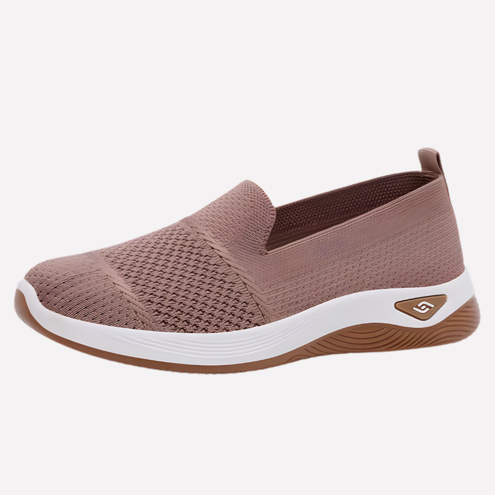 Para damskich sneakersów sportowych, gotowa na wyjście. Wygodne buty na co dzień, idealne do miejskich stylizacji.