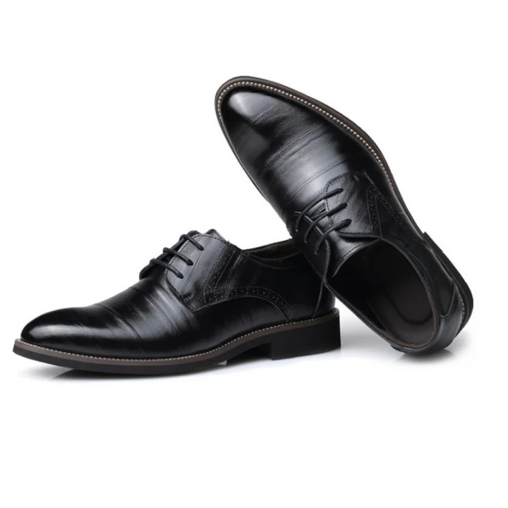 Męskie eleganckie buty oxford. Czarne, klasyczne obuwie formalne ze skóry, idealne do garnituru i na ważne okazje.