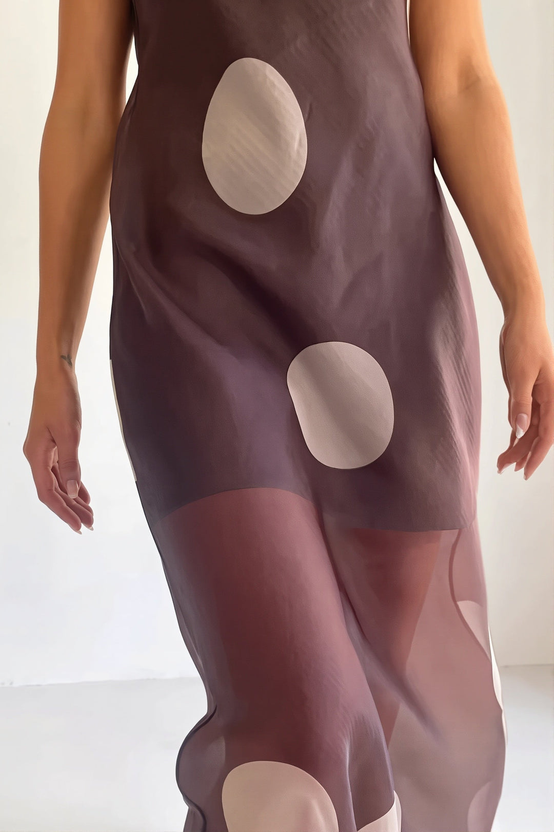 Elegancka sukienka maxi w groszki bez ramiączek, idealna na wesele lub wieczorne przyjęcie.