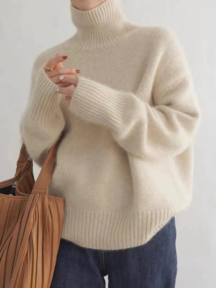 Damski sweter Lucia, ciepły i elegancki, idealny na jesień i zimę. Ponadczasowy styl, komfortowy krój. Beżowy.