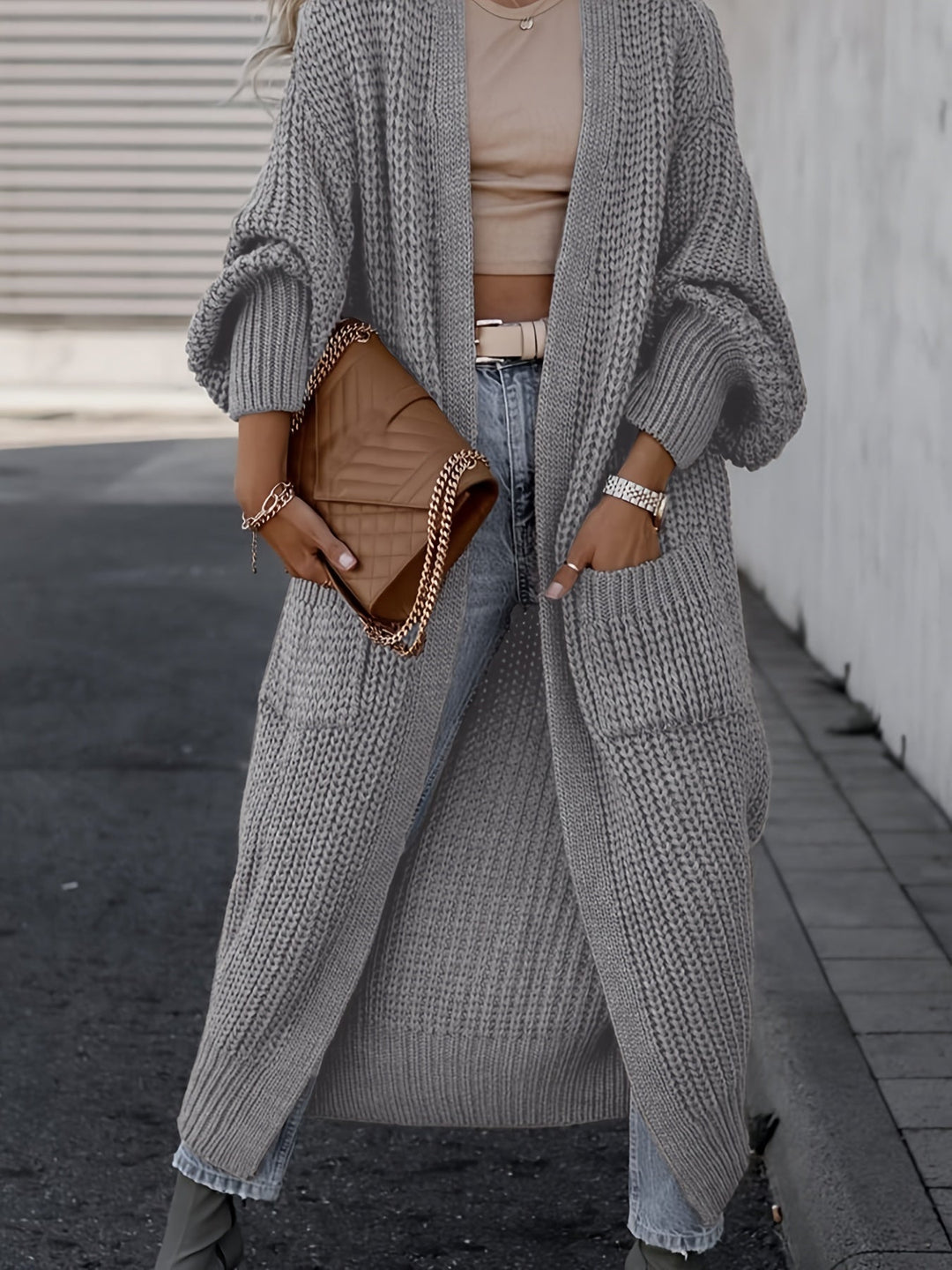 Przytulny damski kardigan maxi z dzianiny, z kieszeniami, komfortowy i modny na jesień, styl casual.