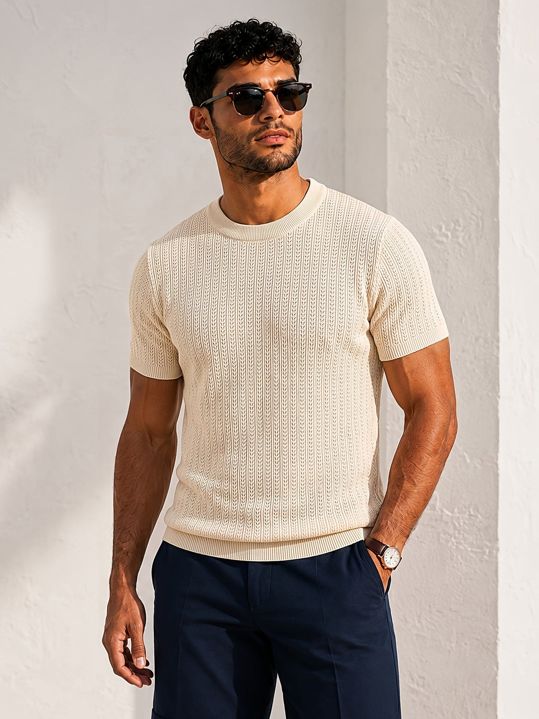 Uniwersalny ażurowy top damski na lato, biały. Idealny do stylizacji casual i eleganckich.