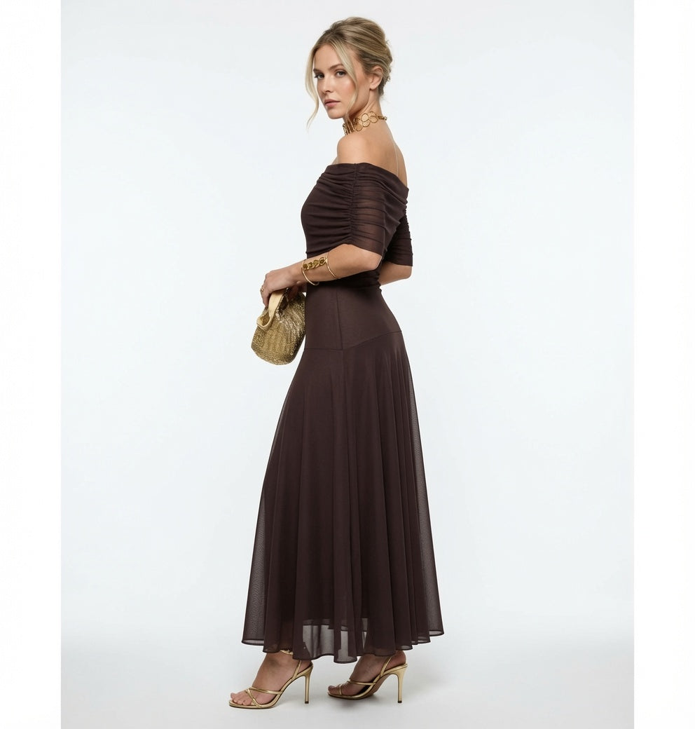 Elegancka sukienka letnia maxi z asymetrycznym dekoltem na jedno ramię, lekka i zwiewna.