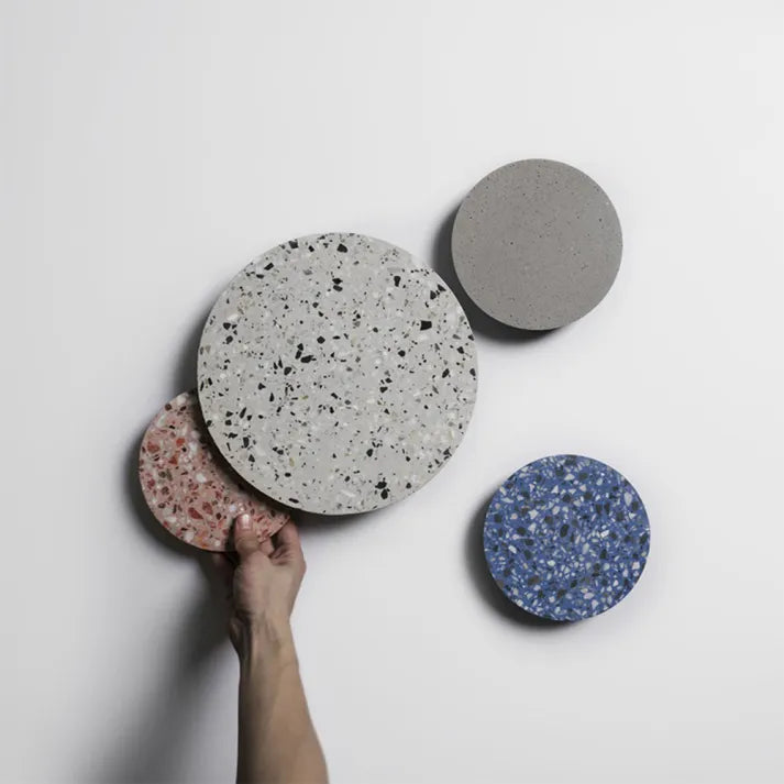 Lampa ścienna LED z elementami terrazzo, design skandynawski. Oświetlenie dekoracyjne do nowoczesnych wnętrz.