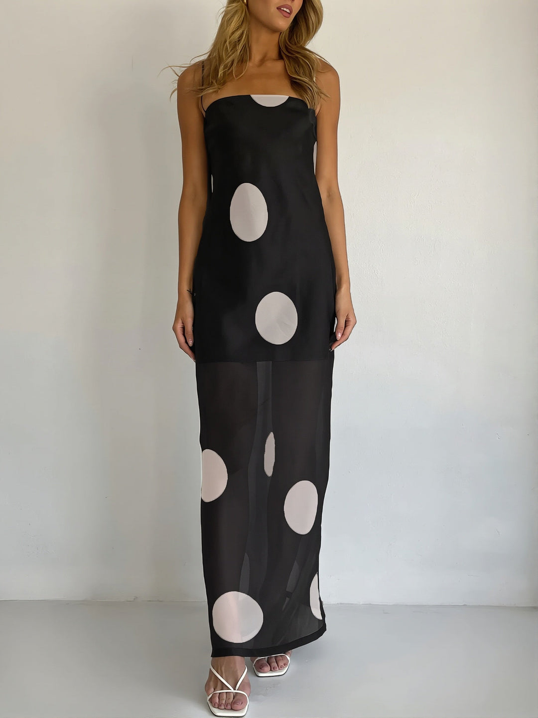 Wygodna, a zarazem elegancka sukienka maxi w groszki, bez ramiączek. Must-have na lato i wyjścia.