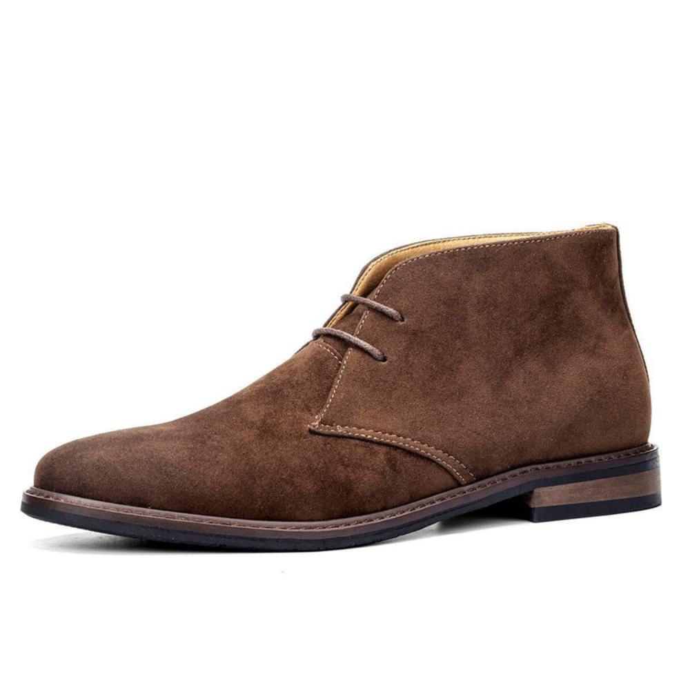 Zbliżenie na męskie buty chukka z wysokiej jakości skóry/zamszu, modne i sznurowane.