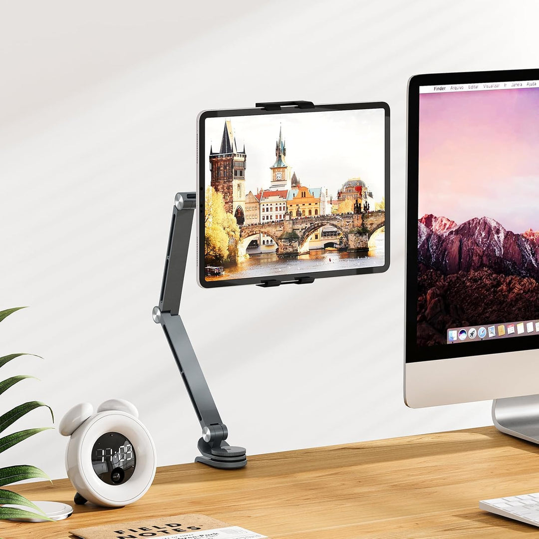 Osoba oglądająca film na tablecie w obrotowym, regulowanym aluminiowym uchwycie Movaro.
