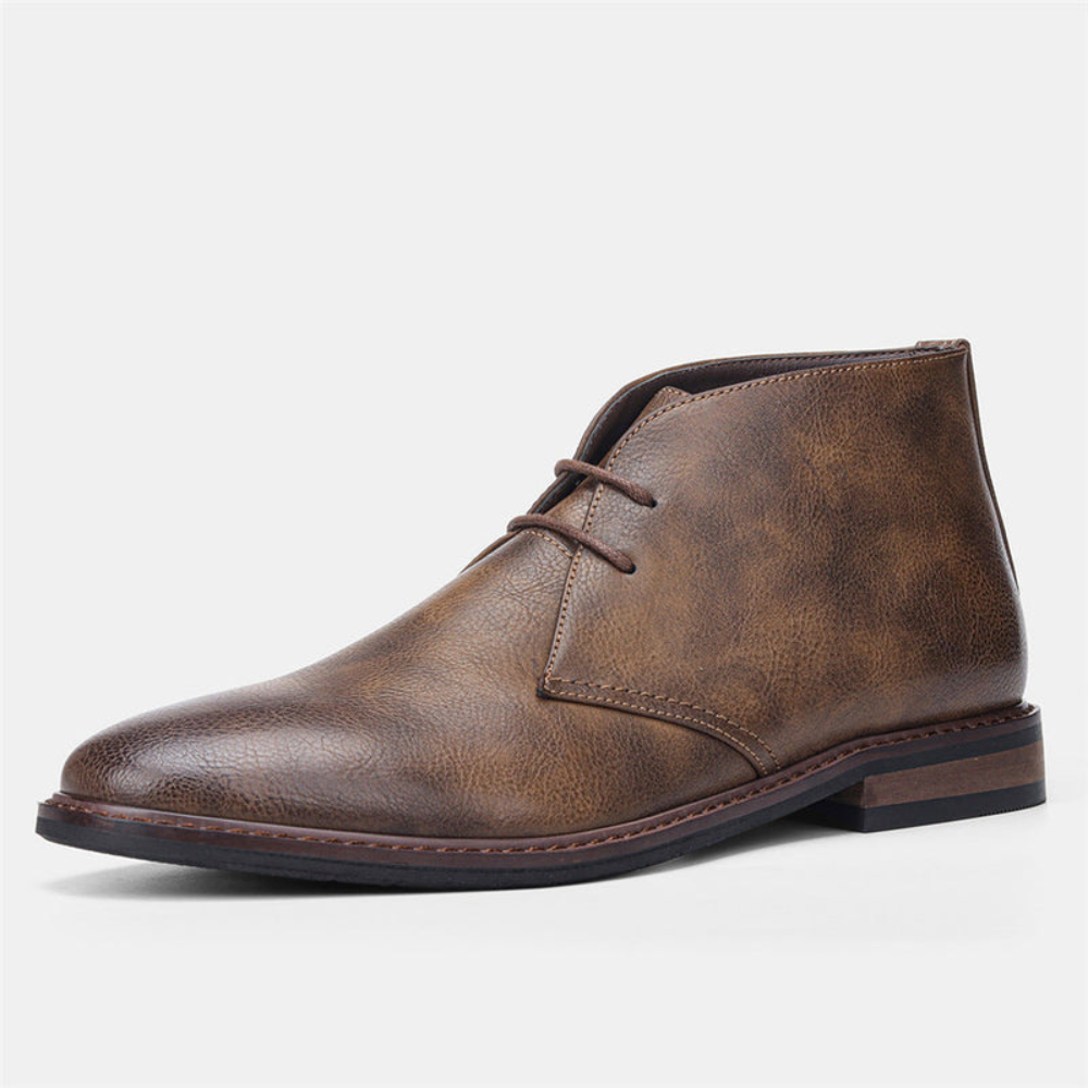 Męskie buty chukka na nodze, zapewniające komfort i elegancki casualowy styl na co dzień.