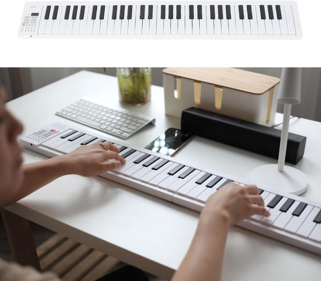 Młody muzyk gra na składanym pianinie cyfrowym Meliora 61 klawiszy. Instrument do ćwiczeń.