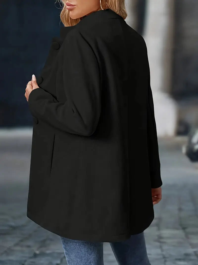 Smukły damski płaszcz jesienny, klasyczny fason z guzikami. Eleganckie okrycie wierzchnie.