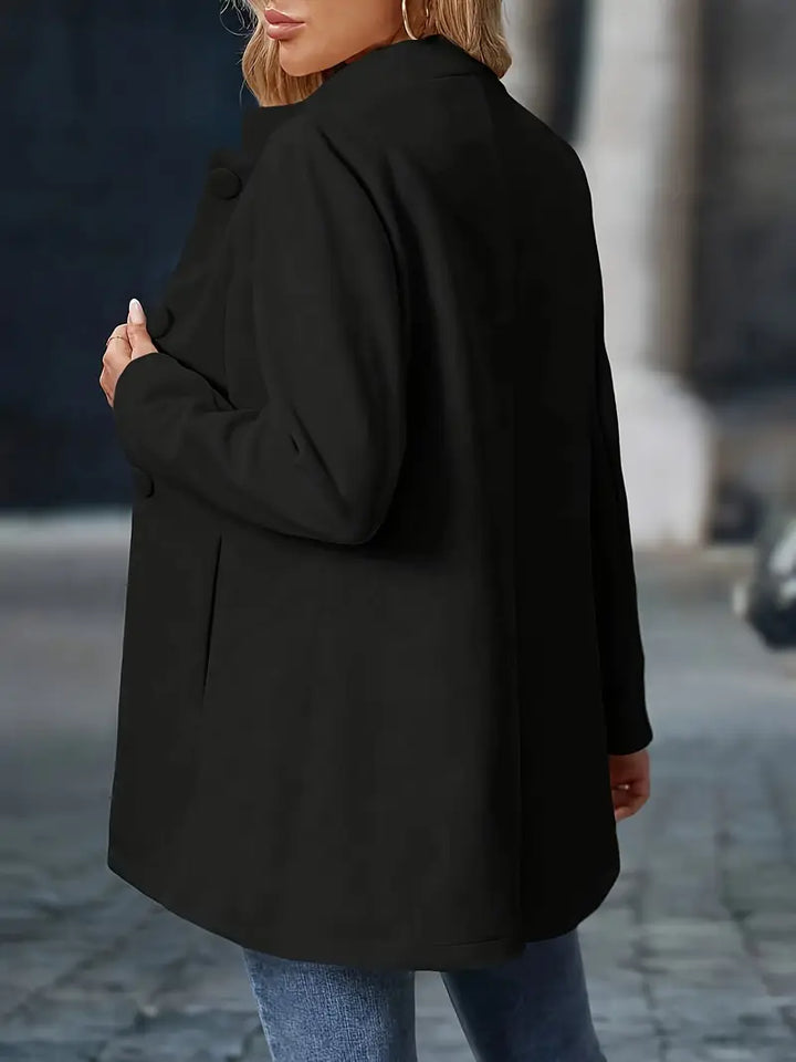 Smukły damski płaszcz jesienny, klasyczny fason z guzikami. Eleganckie okrycie wierzchnie.