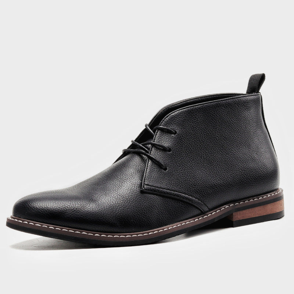Eleganckie męskie buty chukka w widoku bocznym, modne, sznurowane, pasujące do wielu stylizacji.