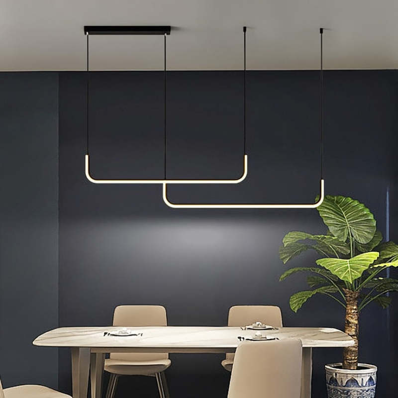 Elegancka lampa sufitowa LED, złoto-czarna, z regulowaną wysokością, do jadalni lub sypialni, minimalistyczny styl.