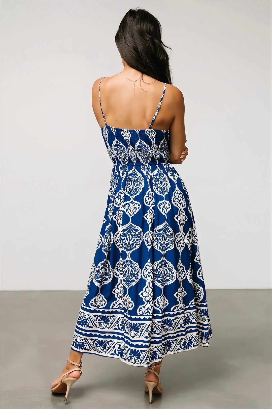 Plażowa sukienka maxi w letnie kwiaty, na ramiączkach. Lekka, zwiewna sukienka boho, idealna na urlop.