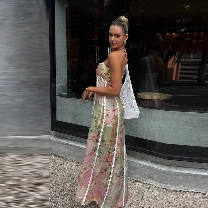 Elegancki letni set: Dwuczęściowy komplet damski z topem na cienkich ramiączkach, koronką i modnymi szortami z nadrukiem.