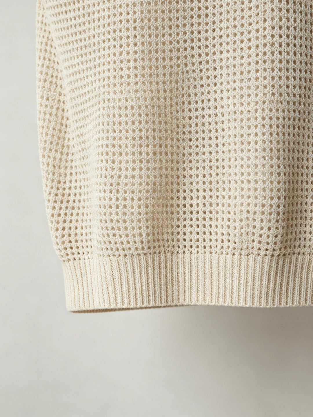 Lekka męska koszulka polo bez rękawów. Oferuje swobodę ruchów i komfort na letnie dni. Moda męska.