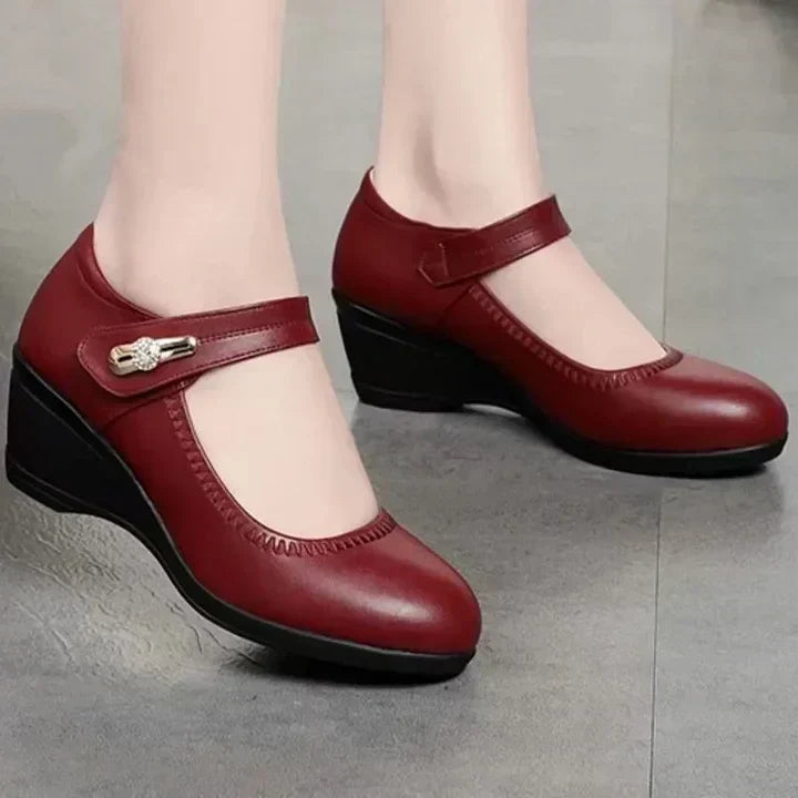 Damskie buty Mary Jane na koturnie, czarne, eleganckie i wygodne, idealne do biurowej stylizacji.