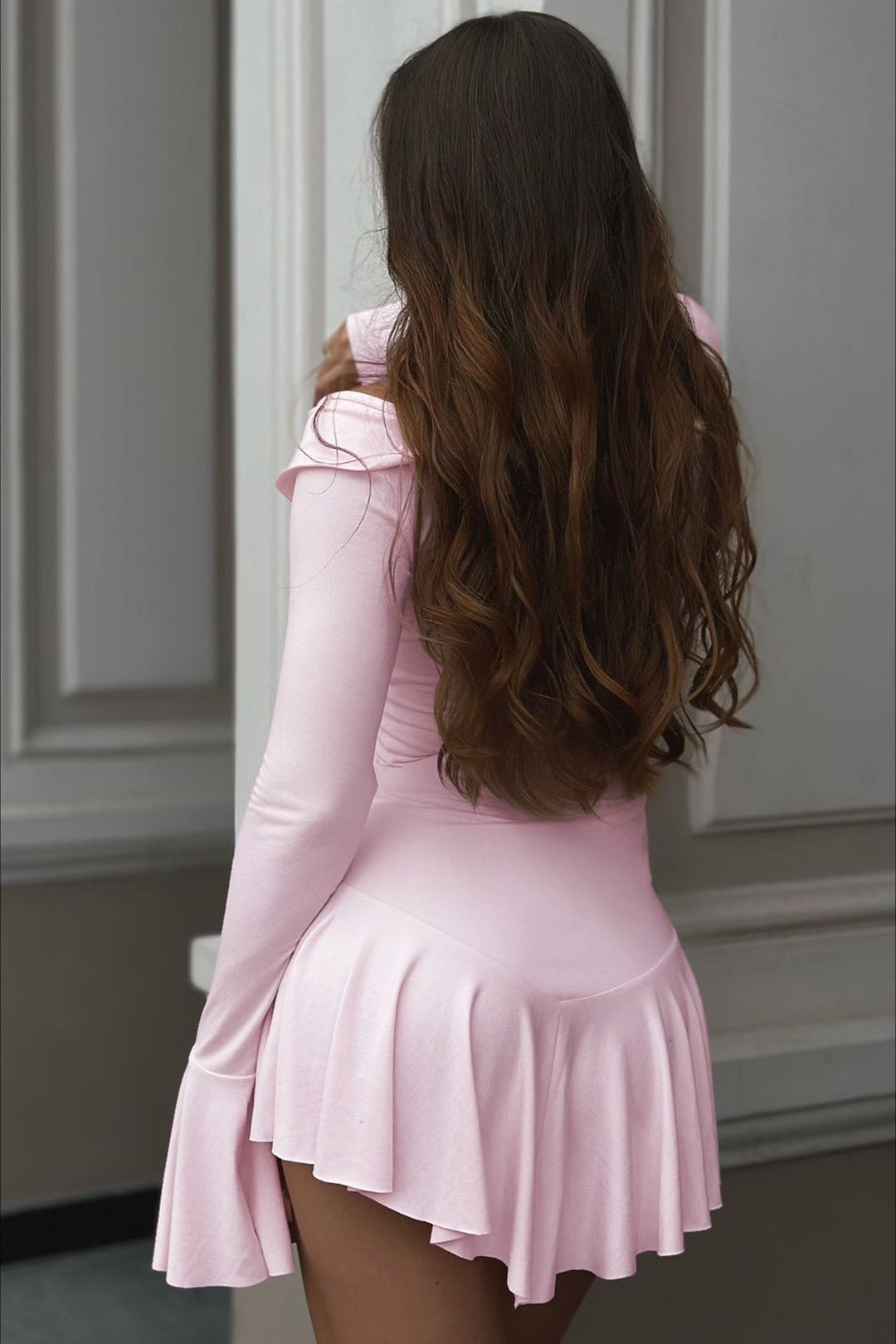 Elegancka sukienka damska mini bodycon z falbanką i wiązaniem, do klubu i na specjalne okazje.