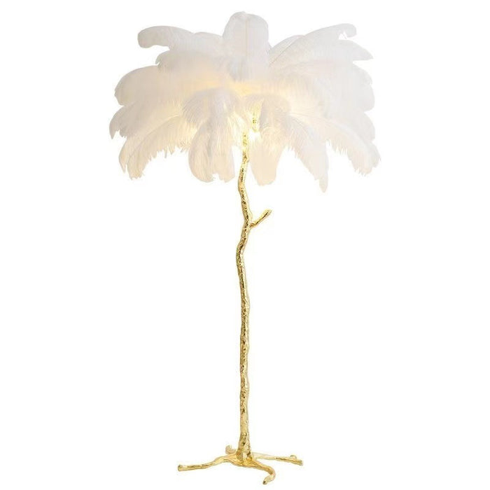 Elegancka lampa stojąca z kloszem z naturalnych piór, idealna do luksusowego wnętrza.