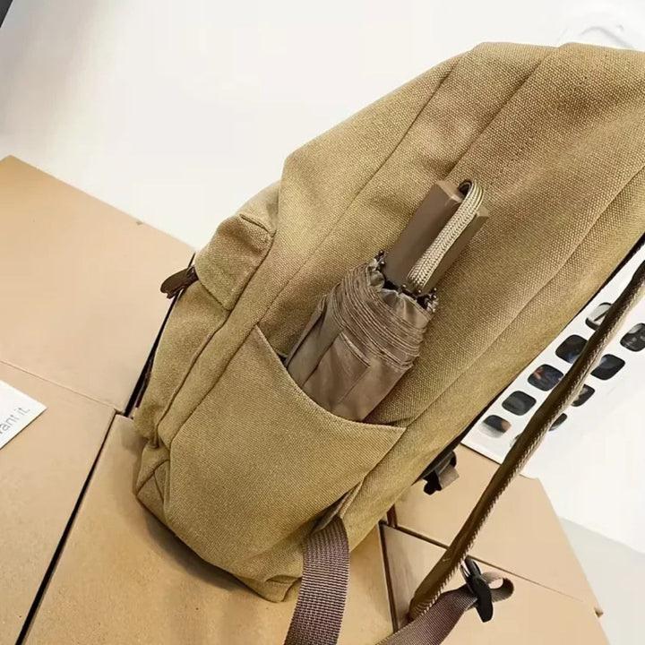 Plecak na laptopa z przestronną komorą główną i dodatkową przednią kieszenią.