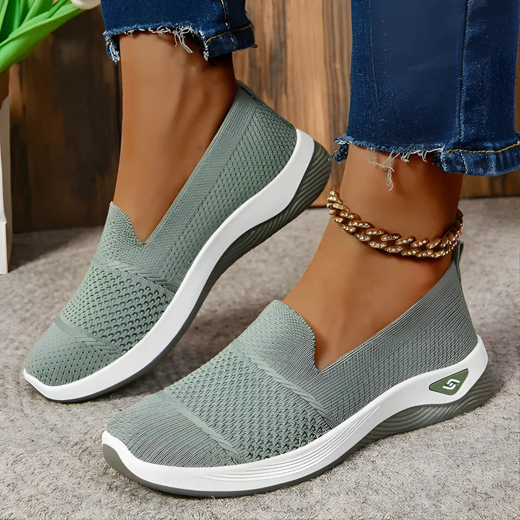 Damskie, wygodne sneakersy na co dzień, idealne do casualowych stylizacji. Białe, lekkie obuwie sportowe.