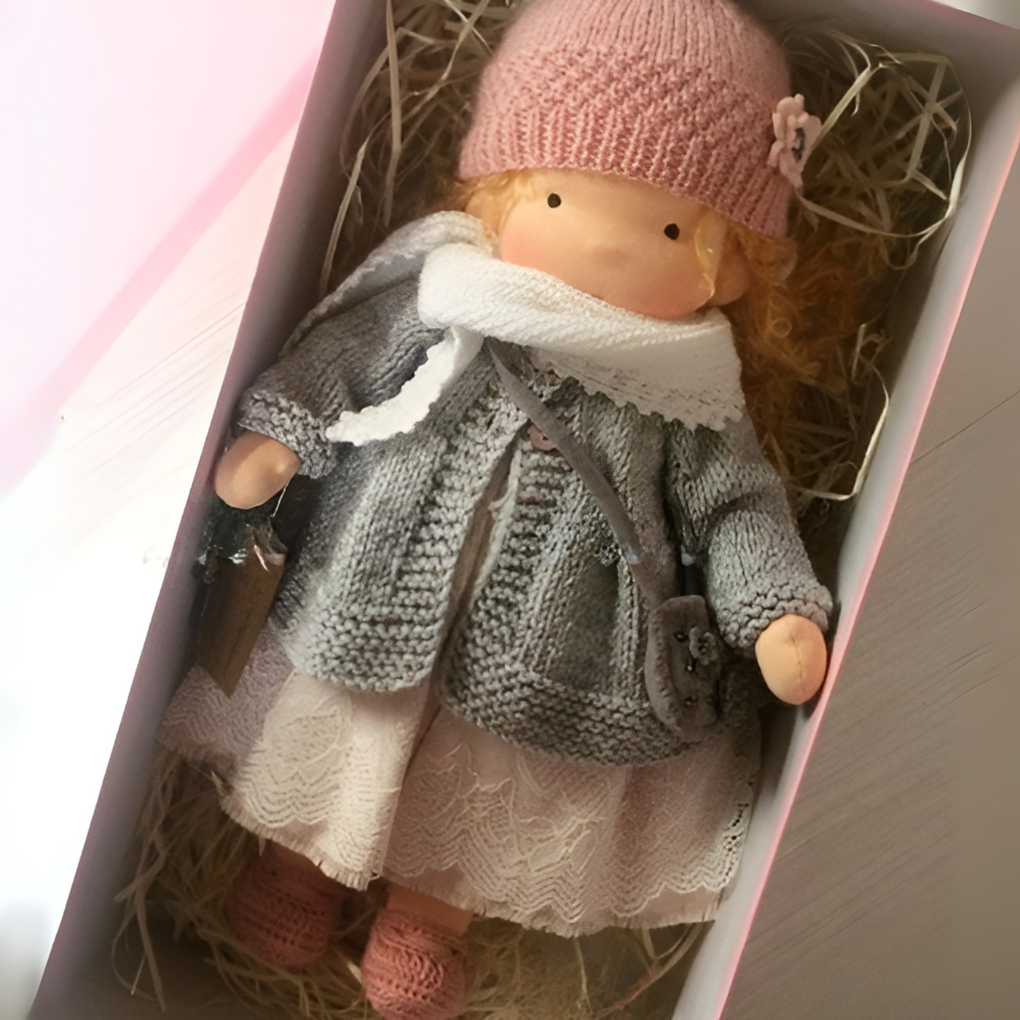 Lalka waldorfska leżąca, ukazująca detale ręcznego wykonania i naturalne materiały, handmade.