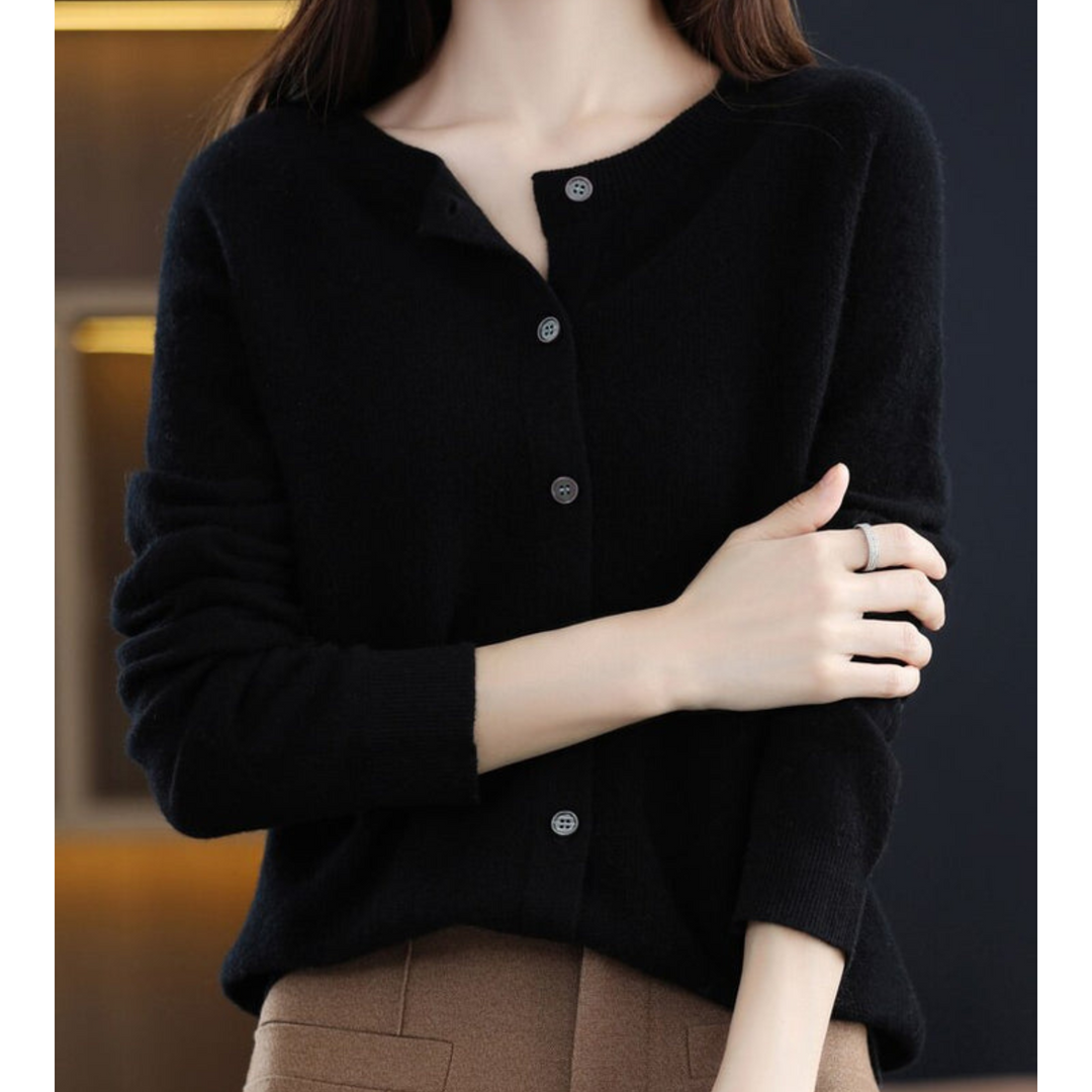 Damski sweter Amalia z okrągłym dekoltem, komfortowy na co dzień. Modny kardigan damski do codziennych outfitów.