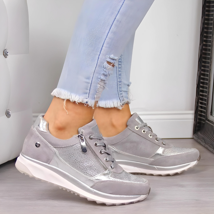 Damskie sneakersy na co dzień z detalami sznurowania. Komfortowe buty sportowe do codziennych aktywności.