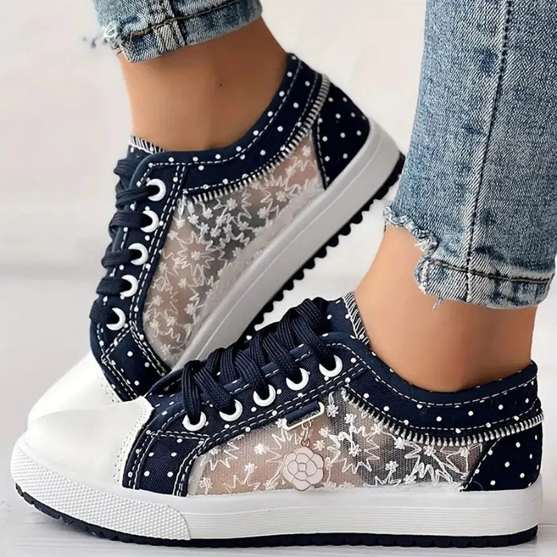 Niebieskie sneakersy damskie z precyzyjnym haftem kwiatowym, idealne do wiosenno-letnich stylizacji.