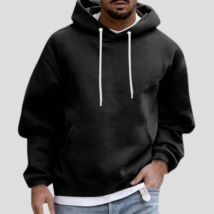Praktyczne kieszenie w męskiej bluzie z kapturem. Idealna na co dzień, luźny krój. Komfortowa dzianina. Styl casual streetwear.
