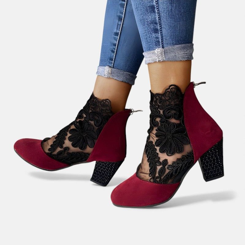 Beżowe botki zamszowe damskie z koronką i ozdobnym haftem, eleganckie buty na obcasie, na jesień.