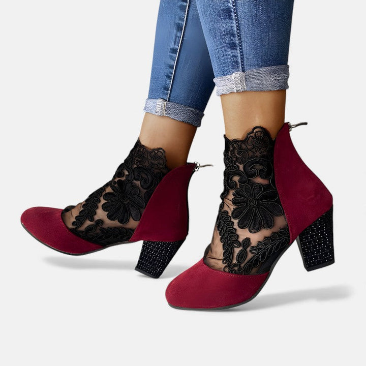 Beżowe botki zamszowe damskie z koronką i ozdobnym haftem, eleganckie buty na obcasie, na jesień.