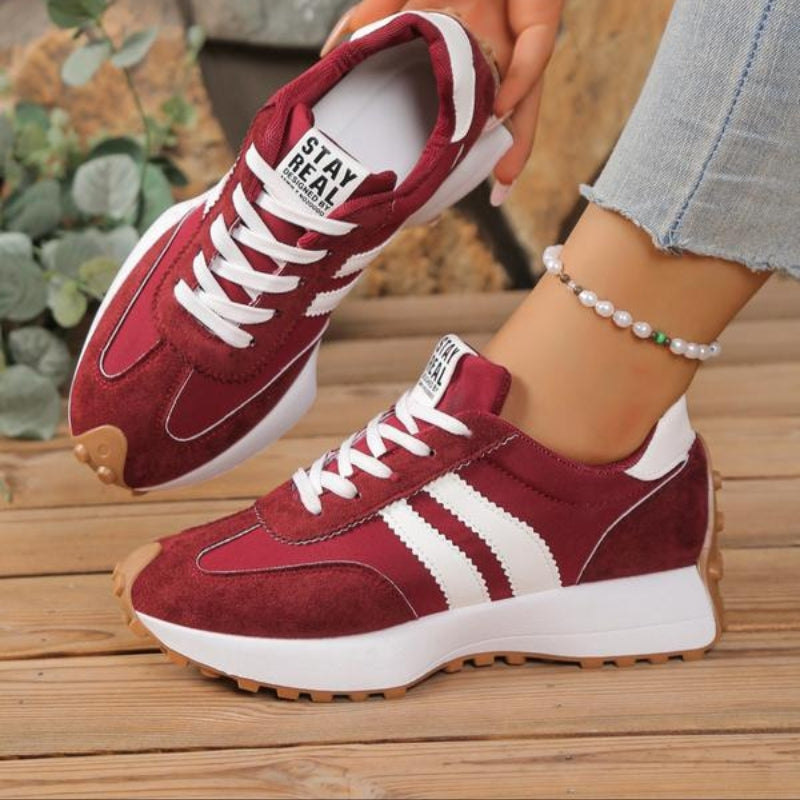 Damskie sneakersy na platformie, widok z boku. Podkreślają retro design i wygodną, grubą podeszwę.