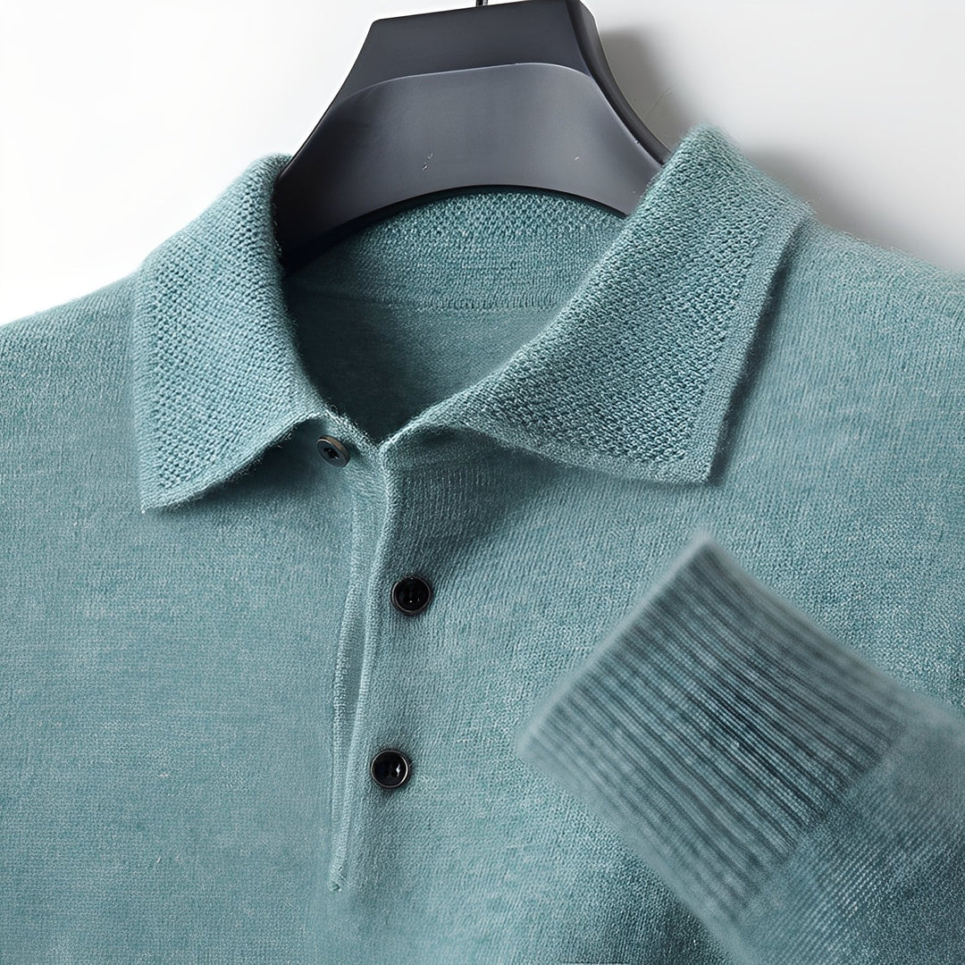 Modny męski sweter polo, podkreślający styl. Wygodny i wszechstronny, na każdą okazję jesienią i zimą.