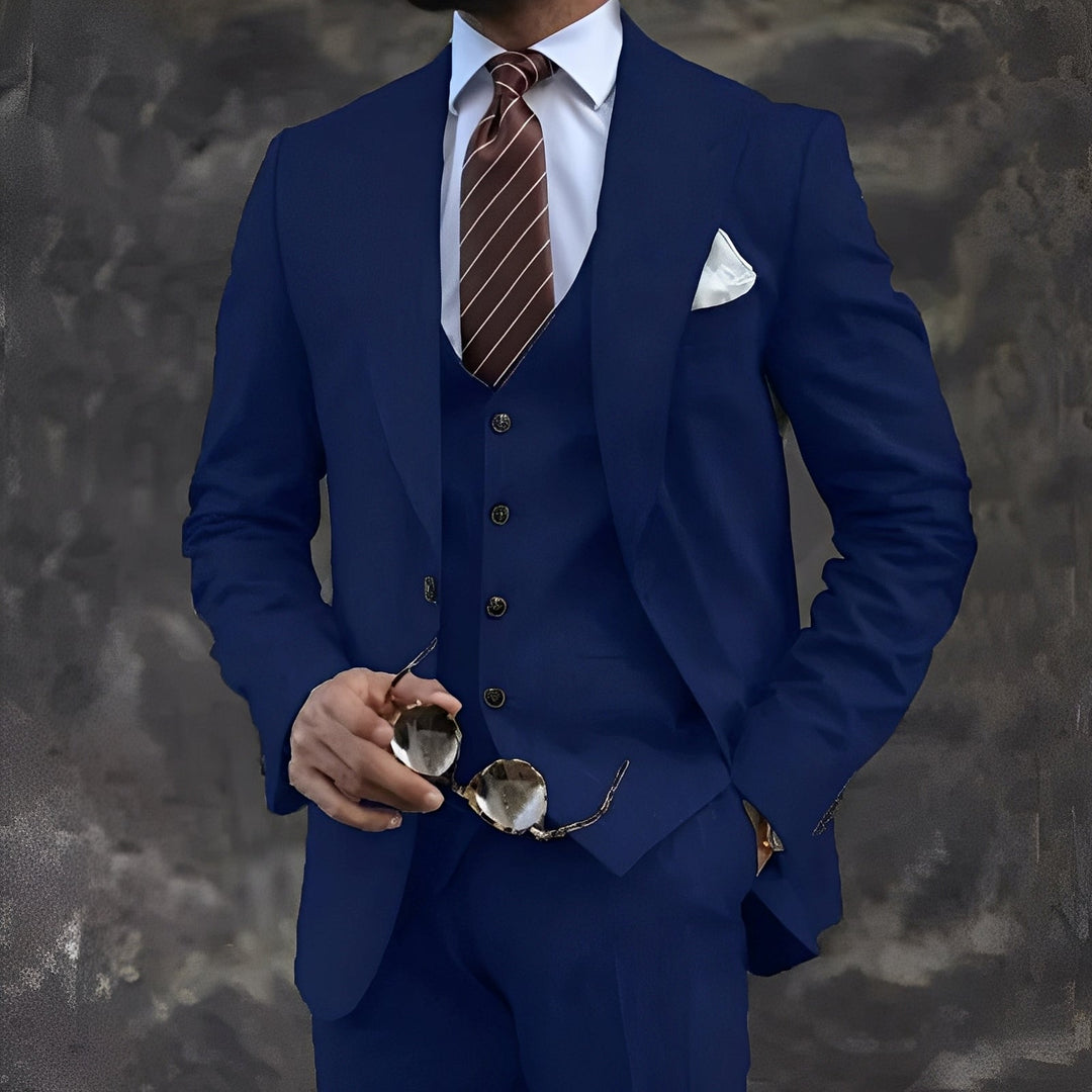 Mężczyzna w stylowym trzyczęściowym garniturze. Elegancki zestaw, idealny na formalne wyjścia. Moda męska.