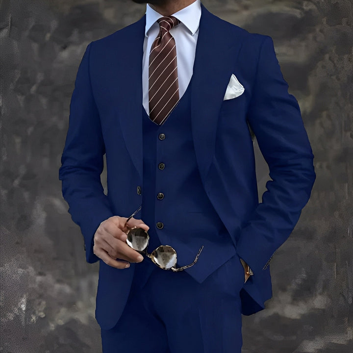 Mężczyzna w stylowym trzyczęściowym garniturze. Elegancki zestaw, idealny na formalne wyjścia. Moda męska.