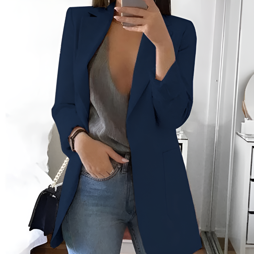 Kobieta w eleganckiej marynarce damskiej w biurze. Modny żakiet do pracy, casualowa elegancja na wiosnę.