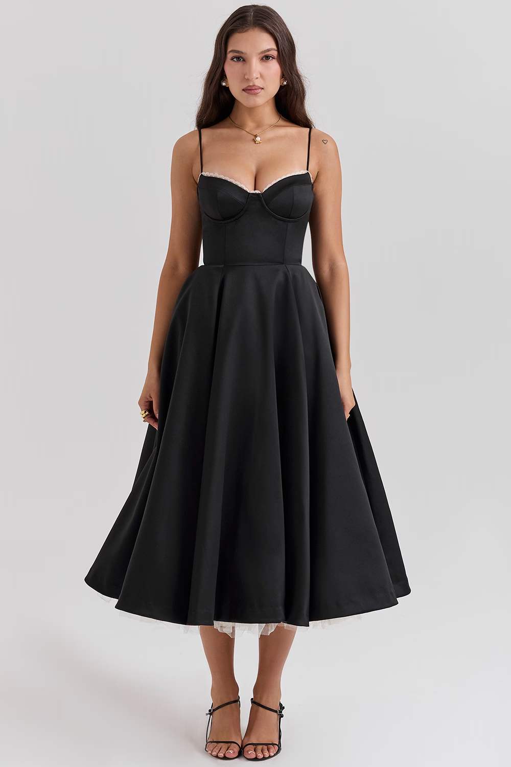 Kwiatowa sukienka midi z dekoltem sweetheart, elegancka i rozkloszowana, na wesele.