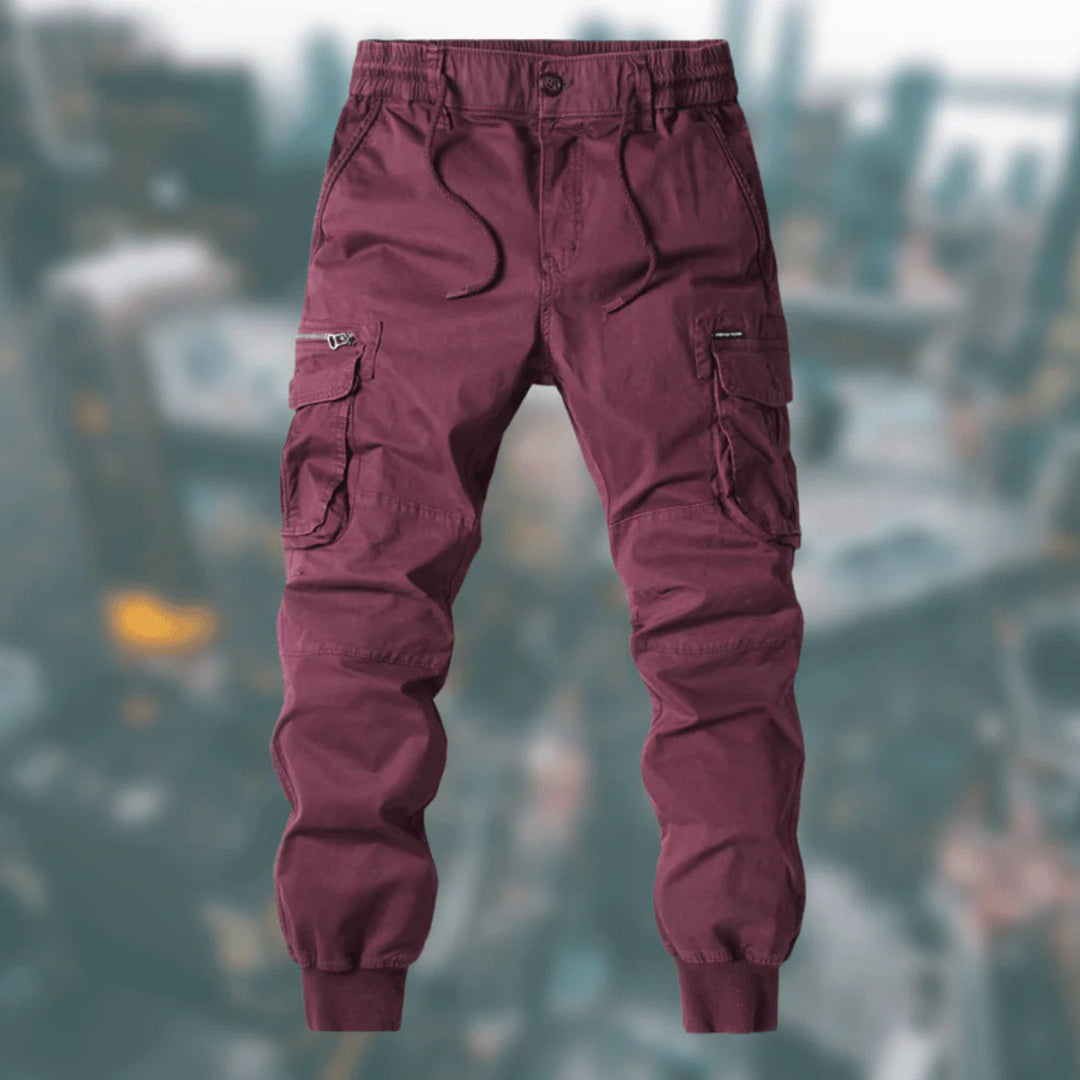 Modne męskie spodnie jogger cargo, luźny fason dla wygody i stylu. Jesienne casual.